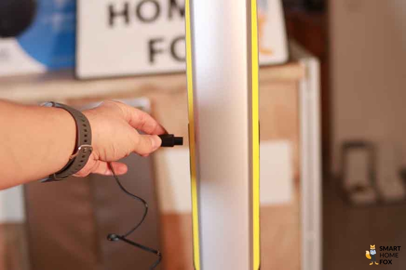 Der Kärcher Hartbodenreiniger mit Kabel verbunden